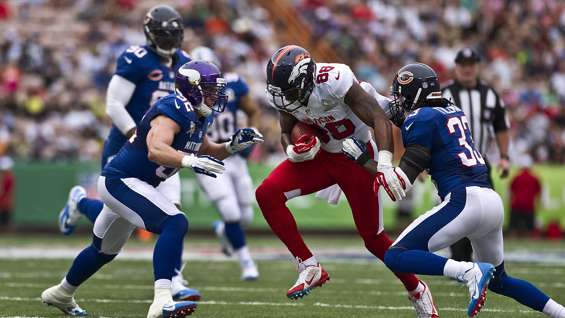 对阵马刺时，库里在第三节投中五个三分球，单节砍下19分点燃比赛！